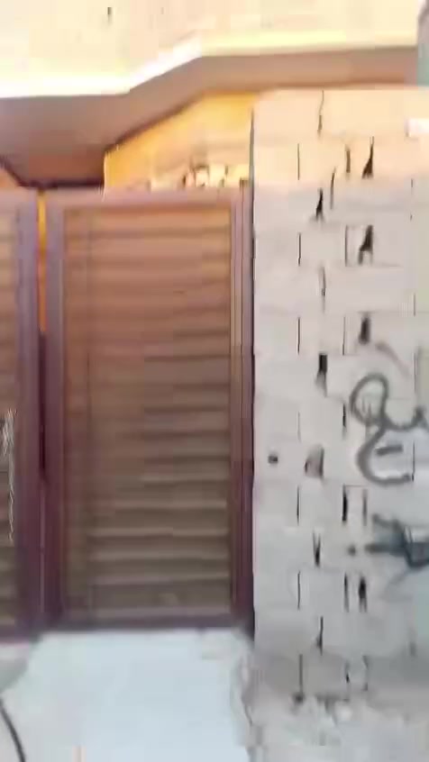 سلام عليكم بيت البيع بلضبط ثانيه شارع ١٥ قرب سواق سعد الكهربائي مساحته 90 متر طبق واحد عوزه بس كاشي فقط وسعر مناسب *********** متواجد عل فيس وبي وتساب مستعجل عل البيع تفاصيل بلفيدو
