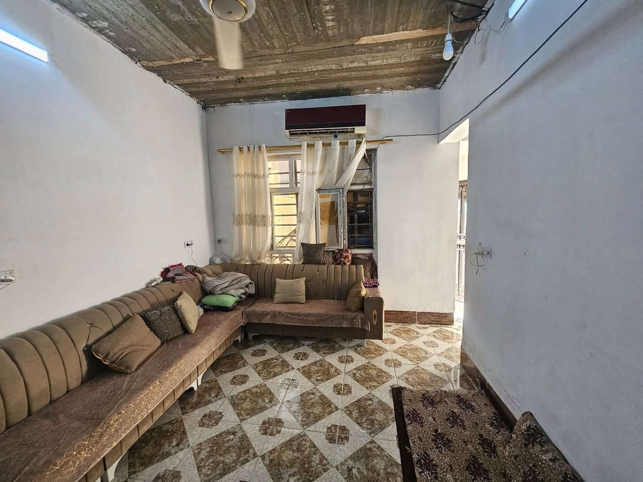 إعلان رقم ٥٦١
دار للبيع السعر مناسب جدا المساحة ١٠٠م طابقين  السعر ٥٠ بيها مجال درج خارجي الدار يصلح لعائلتين الطابق الارضي كراج استقبال مطبخ وغرفة نوم وصحيات الطابق الثاني غرفتين نوم وصحيات ومطبخ العنوان قادسيه الثانية مقاطعه ٤٩ قريب من سايدين المرور القديم نوع العقار بلدية الاستفسار اكثر اتصال على الرقم الموبايل ***********
