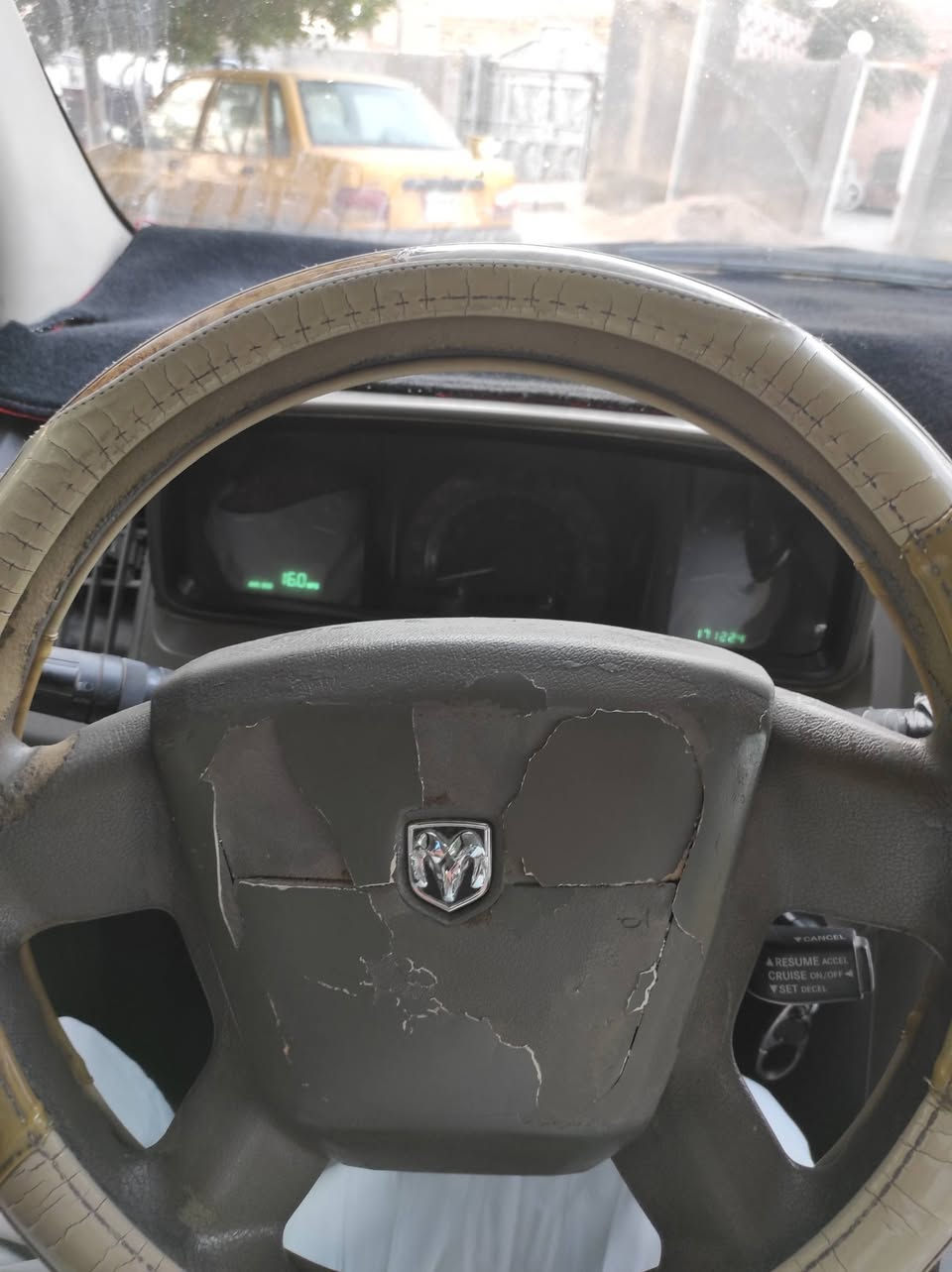 السلام عليكم سيارة جورني للبيع او المراوس موديل ٢٠٠٩ بيضاء اللون رقم بغداد صدامي حجم المحرك ٣٥٠٠ ستة اسلندر ثلاث قطع تبريد المحرك والكير جيدات تبريد شغال تدفئة شغالة تخم تاير جديد باتري جديد حدادية جديدة اليوم سويتها السيارة حاليا بالعمارة صارها سنتين عندي جناي السعر ٧٥ وبية مجال للستفسارة لاتصال على الرقم  *********** السيارة بيها سونار
