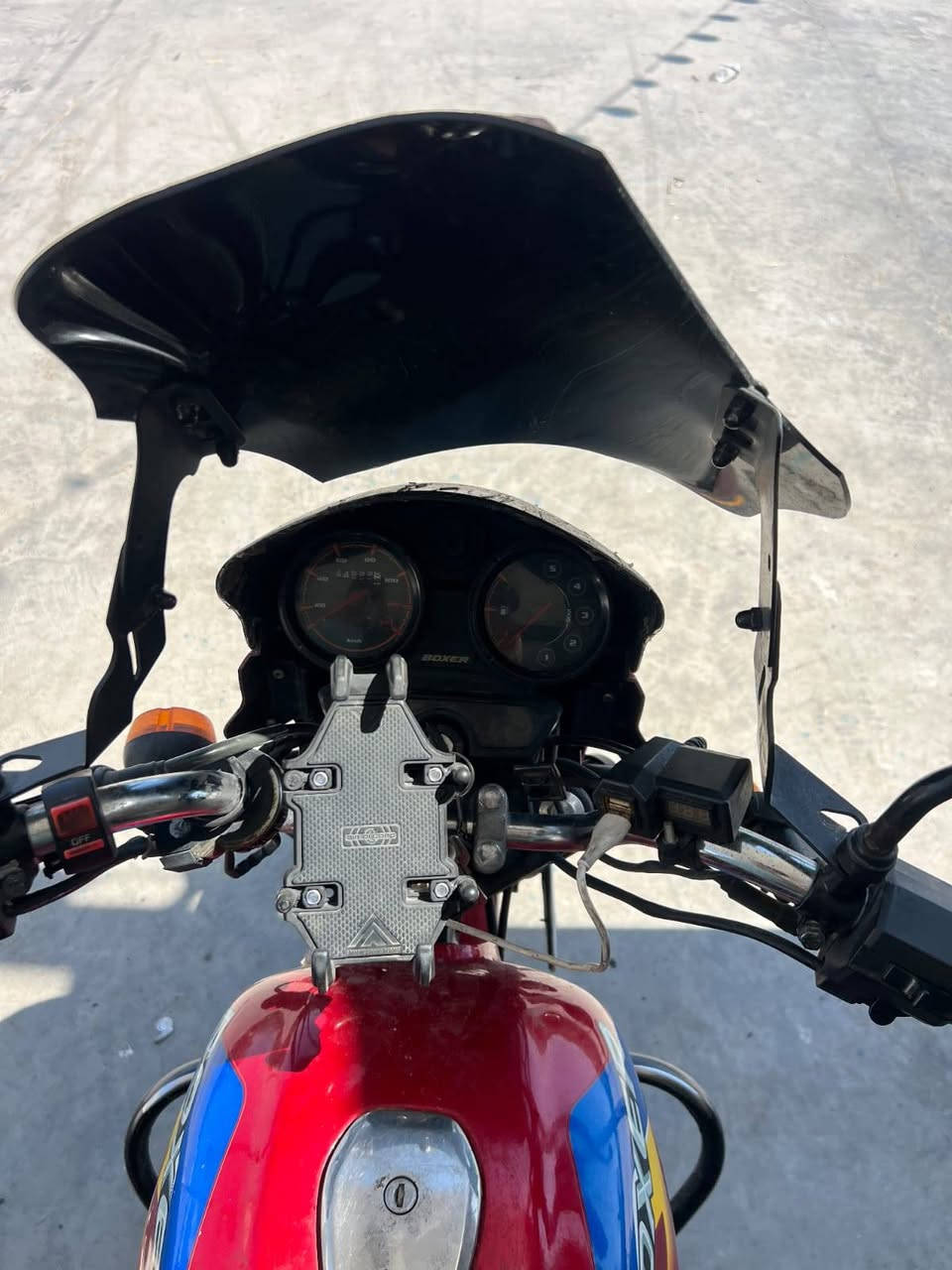 ​🏍️ للبيع: دراجة باجاج بوكسر (Bajaj Boxer BM 150) نظيفة جداً
السلام عليكم شباب، دراجة باجاج بوكسر 150cc للبيع، الدراجة بحالة ممتازة ومكفولة من كل نواحي النقص.
​📌 المواصفات والمميزات:
​الموديل 2023والنوع: باجاج بوكسر (Bajaj Boxer BM 150) أصلي.
​المحرك: محرك بلادي ونشط جداً، عزم وقوة ما شاء الله (مكفول من اللعب والفتح).
​الرقم: الدراجة مرقمة (رقم ألماني واضح ومثبت بالصور).
​كفر خلفي (شـبچة) متين لغرض الحمل أو الترتيب.
​الوضع العام: الدراجة جاهزة من الصدمة للصدمة، كهربائيات كاملة شغالّة، تواير بحالة جيدة جداً، وما تحتاج أي مصاريف.
​📍 العنوان والتفاصيل:
​الموقع: ديالى - المقدادية.
​رقم الهاتف للتواصل أو الواتساب: ***********
​ملاحظة: الدراجة مكفولة وفحص وين ما يعجبك. السعر والتفاصيل الإضافية عند الاتصال أو خاص للشراي الطيب.
