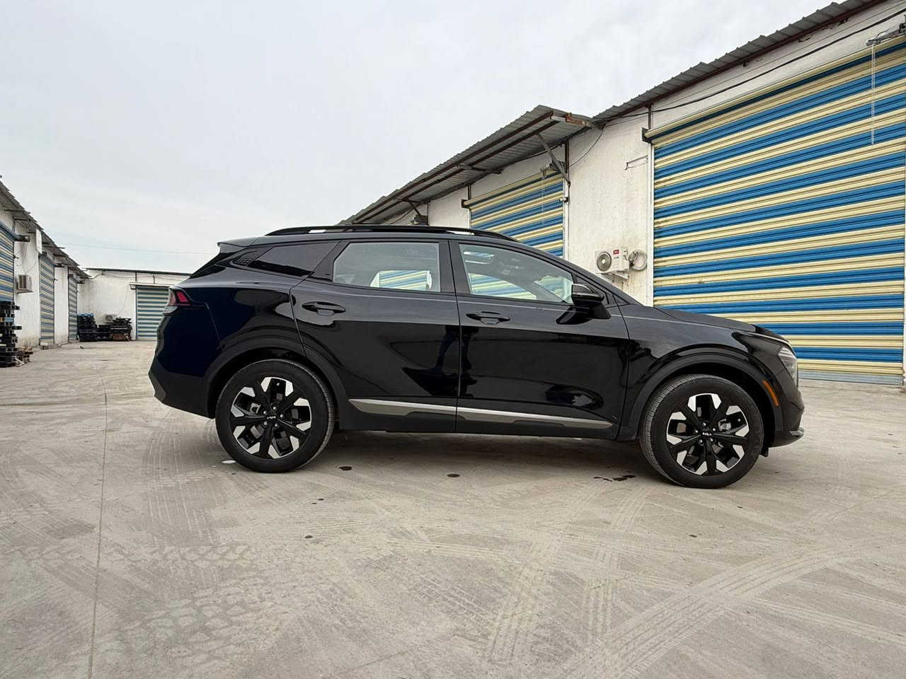 اللهم صل على محمد وال محمد
للبيع كيا سبورتج 2024 وراد امريكي شكل لارج مواصفات اكس لاين سيارة جديده كلش ماشيه 18 حادثه قطعة وحده صبغ جاملغ امام الباقي مكفول من الصبغ 
بصمة ابواب
بانوراما 
كشنات هيتر
كشنات جلد لون مميز
شاشة متصله 
اربع انضمة قيادة
مانع انحدار
حساسات خلفية
رادار امامي ورادار خلفي
فور ويل 4X4
لايت عدسة واشارة ليد
كراسي كهرباء 
اوتو هولد
ويل 19 
تحديد مسار 
تبريد لمس وبيانو
اضاءة داخليه ليد ولمس
سياره مناقصه كلشي وجديدة من كلشي وحادثة كلش بسيط مرفوق ويه الصور
السعر 205 وبية مجال 
مكاني بغداد حي الخضراء 
***********
