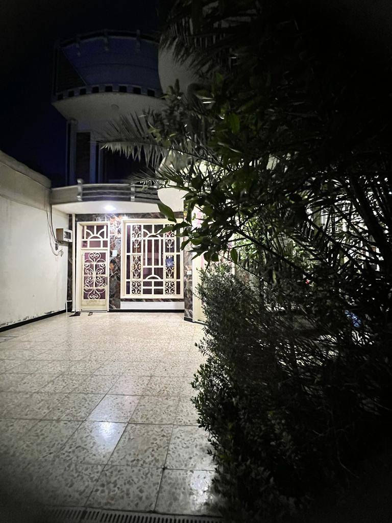 بيت للبيع في المهندسين قرب ثانوية النجوم للبنين طابو صرف  مساحته 200م يتكون من طابقين الطابق الاول يحتوي على غرفة 4*5 ومطبخ 4*5 وهول 4*5 وصالة ضيوف4*8 ومجمع صحيات ومنور عدد 2 وطارمة تكفي سيارة وحديقة والطابق الثاني يحتوي على غرفتين قياس 4*5 وغرفة4*8 وهول 4*5 ومجمع صحيات علما ان الأرضية في الطابق الاول هي مرمر والأرضية في الطابق الثاني سيراميك وعرض الشارع 20م للاستفسار عن السعر الاتصال على الرقم ***********
