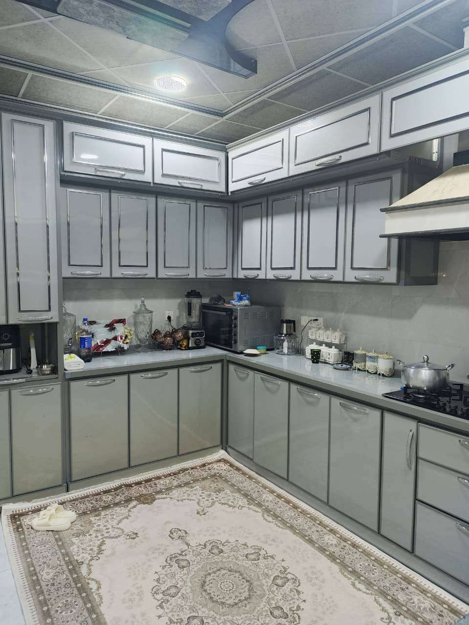 البيت للبيع وانا صاحب البيت سند طابو ملك صرف الموقع حي السماح الاركان بالمربع الذهبي سايدين الاركان الفرع المقابل صيدلية عزة الأنفال مساحة البيت 150 متر بناء 2024 طابقين الطابق الارضي مطبخ مجهز بكاونتر كرانيت تفصال مع طباخ بلازما  مع منضومة مياه وسستم كامرات مع شاشة للكاميرات وبردات سلايت لكل البيت للطابقين.مع  كيزرات عدد ٢ مفصولين للطابقين       الاغراض المذكورة مع البيت كلها  وغرفتين وهول واستقبال وصحيات مفصولة ومناور ثنين الطابق الثاني غرفتين وهول وصحيات مفصولة وسطح ناصي وعالي وتانكيات حجم الكبير 4 الواجهة سيراميك ومرمر تواصل  *********** ***********
