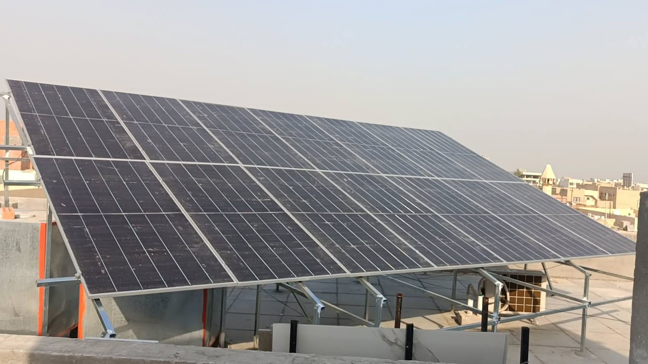 🔥⚡ بمساعدة مكتبنا منزلين آخرين يودعان انقطاع الكهرباء ودوخة المولدات ⚡🔥
✅

🌞 تم تنفيذ منظومتي طاقة شمسية متكاملتين في #مدينة٠تكريت٠شارع٠البلاج بواسطة مكتب #توب٠إينيرجي لخدمات الطاقة الشمسية 🫡

في منزلين تابعين للدكتور (ثائر جاسم الجنابي) 🏡

💎 تفاصيل المنظومة المنفذة الأولى⚡:

🔹 20 لوح شمسي نوع فيلادلفيا بقدرة 620 واط👍🏻
✔️ كفاءة عالية💪🏻
✔️ ضمان رسمي لمدة 15 سنة💪🏻

🔹 3 بطاريات ليثيوم سعة 17 كيلوواط🔋
✔️ خزن طويل الأمد💪🏻
✔️ ضمان يصل لمدة 5 سنوات وعمر افتراضي من 10 إلى 15 سنة💪🏻

🔹 انفيرتر نوع ديا بقدرة 12 كيلوواط👍🏻
✔️ أداء ثابت💪🏻
✔️ ضمان 3 سنوات 💪🏻

🔋⚡🔋⚡🔋⚡🔋⚡🔋⚡🔋⚡🔋

💎 تفاصيل المنظومة المنفذة الثانية⚡:

🔹  14 لوح شمسي نوع فيلادلفيا بقدرة 620 واط👍🏻
✔️ كفاءة عالية💪🏻
✔️ ضمان رسمي لمدة 15 سنة💪🏻

🔹 2 بطارية ليثيوم سعة 17 كيلوواط👍🏻
✔️ خزن طويل الأمد💪🏻
✔️ ضمان يصل لمدة 5 سنوات وعمر افتراضي من 10 إلى 15 سنة💪🏻

🔹 انفيرتر نوع ديا بقدرة 8 كيلوواط💪🏻
✔️ أداء ثابت💪🏻
✔️ ضمان 3 سنوات 💪🏻

⚡ قدرة عالية لتشغيل المنزل بالكامل
⚡ استقرار كهربائي 24 ساعة بالتزامن مع الكهرباء الوطنية.
⚡ توفير كبير في مصاريف الوقود.

اتصل الان وخلي الكهرباء تنور بيتك🫵🏻:
 
المهندس عامر البشير
📞 ***********
المهندس بلال طالب
📞 ***********
📞 ***********

💪🏻🌞 TOP ENERGY For Solar energy services 💪🏻🌞

نحو طاقة نظيفة… مستقبل آمن… واستثمار ذكي.
📲 احجز استشارتك الآن وخلي بيتك يعتمد على الشمس!

#TOP_ENERGY #الطاقة_الشمسية #تكريت #طاقة_مستدامة #وفر_فلوسك
