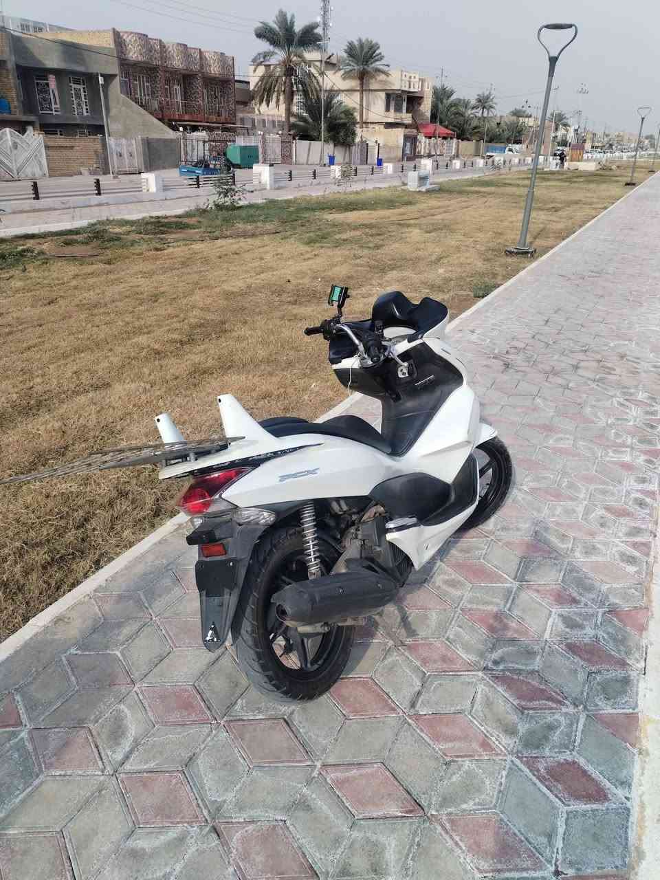 السلام عليكم مرخصة الادمن المحترم دراجه للبيع مكفوله كفاله عامه توجد وياها قماره وجامه اماميه السعر المطلوب 18ورقه وبيه مجال للطيبين العنوان واسط الشهداء شارع الاطلال تليفون ***********
