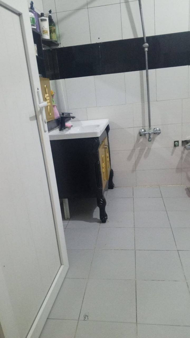 دار للبيع 🏠
📍 الموقع: زوير – قرب مشروع المي الثاني

📐 المساحة: 120 م
📄 الطابو: سند 25
✨ المواصفات:
✔️ الدار طابقين
✔️ الطابق الأرضي:
غرفة نوم
مجمع صحيات (عدد 2 خارجي + داخلي)
مطبخ حديث (مني بار)
هول + صالة
✔️ الطابق الثاني:
3 غرف نوم
غرفة مجمع صحيات
بلكونة

📞 للاستفسار والاتصال:

***********
