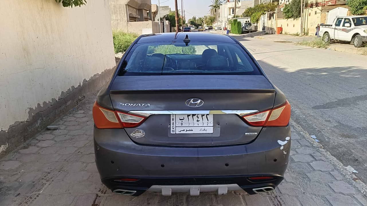 سوناتا 2011 
رقم بغداد بسمي 
وراد امريكي 
فول مواصفات limited
محرك 2.4 Gdi لاتنقيص ولاتبخير 
كير جيد تبريد شغال 
عليها ادامة كاملة 
تخم تاير جديد 
صدر امامي خلفي جديد 
السيارة ضررها ٣ قطع صبغ 
قبق الجنطة والجاملغات الخلفية 
السعر ٩٢ وبيها مجال 
*********** الصويرة, واسط
