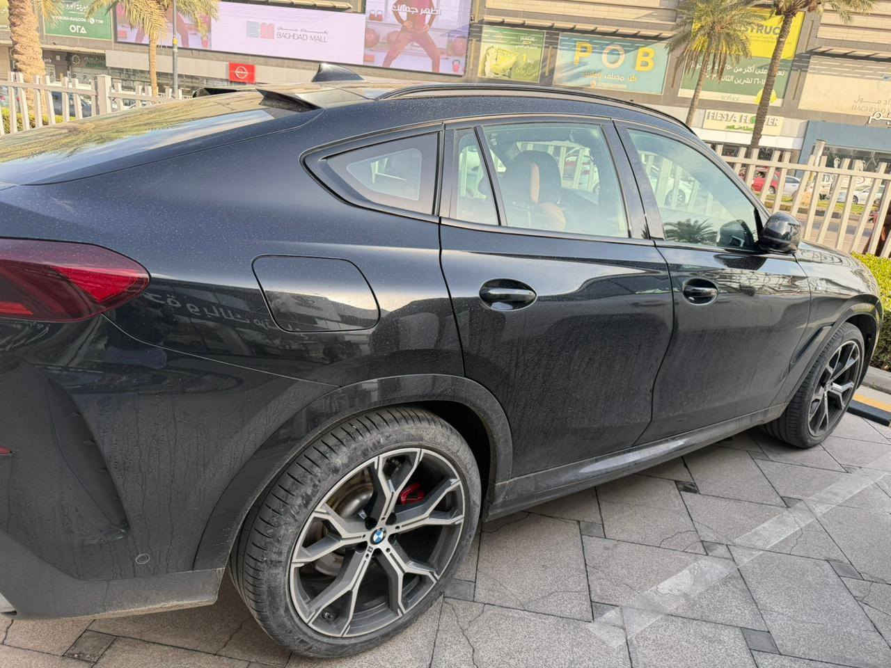 BMW X6 40i
سنة الصنع: 2021
المسافة المقطوعة: 32,000 كم قابل للزيادة
المستورد: العروش
السعر: 82  مليون دينار عراقي

المواصفات:
 • المحرك: 3.0 لتر، 6 سلندر تيربو
 • القوة: 335 حصان
 • عزم الدوران: 450 نيوتن متر
 • ناقل الحركة: أوتوماتيك Steptronic بـ 8 سرعات
 • نظام الدفع: دفع رباعي xDrive
 • نظام التعليق: تعليق متكيف مع امتصاص صدمات رياضي
 • العجلات:  قياس  20 
 • الفرامل: أقراص مهواة عالية الأداء
 • الشاشات: شاشة عدادات رقمية + شاشة وسطية و شاشات خلفية اصلية تعمل باللمس بنظام iDrive
 • نظام الصوت: نظام صوت فاخر من BMW
 • المقاعد: جلد فاخر مع تدفئة أمامية وخيارات تهوية 

 • فتحة السقف: بانورامية زجاج نجوم مضيئة 
 • الإضاءة: مصابيح LED أمامية وخلفية
 • المستشعرات والكاميرات: كاميرا رؤية محيطية 360°، مساعد ركن، مراقبة النقطة العمياء
 • أنظمة السلامة: مكابح طوارئ أوتوماتيكية، مثبت سرعة متكيف، مساعد الحفاظ على المسار، وسائد هوائية متعددة
للاستفسار***********
