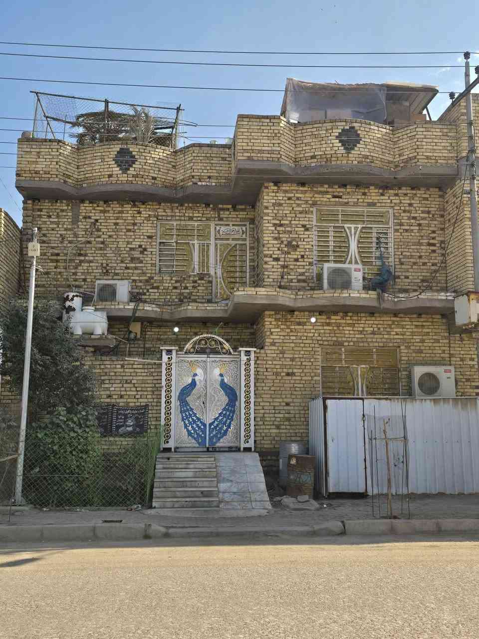 السلام عليكم
متاح بيت للبيع ميسان حي الرسالة ع شارع المساحة ١٢٦ م مربع الواجهة ١٠م والنزال ١٢.٦ م طابقين يحتوي البيت ع اربع غرف ويحتوي ايضاً على مخزن في الطابق الثالث للاستفسار اكثر الاتصال على الرقم *********** موقع ممتاز تجاري تقابل البيت مدرسة كما موضح في الصور .تحياتي
