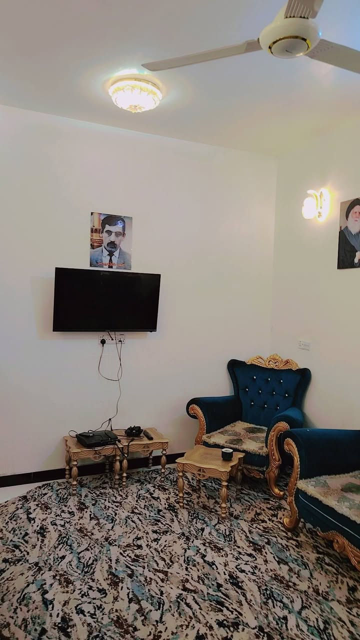 مشتمل على ساحه موقع مميز مساحه 110 متر  الواجه٥م اونص × النزال 20 م البيت طابقين بناء2025 جديد  يتكون الطابق الأرضي من غرفة نوم وصاله وصحيات ومطبخ واستقبال والطابق الثاني يتكون من غرفتين نوم وصاله وصحيات السطح مغلف شتايگر درجة أولى موقع البيت بل كوت الفلاحيه حي الامام الرظا السعر 125 مليون وبي مجال للاتصال ***********
