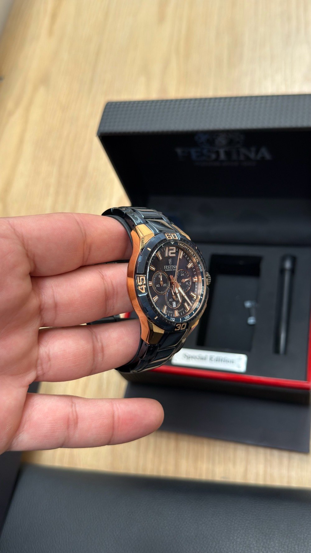 🔥 للبيع: ساعة Festina Chrono Bike — Special Edition
ساعة رجالية أصلية، حالة ممتازة، استعمال خفيف.
▪️ كرونوغراف رياضي فاخر — صناعة إسبانية
▪️ علبة فولاذية 44.5 ملم بلمسات Rose Gold
▪️ مقاومة ماء 10 بار (تتحمل السباحة)
▪️ حركة كوارتز يابانية Miyota
▪️ زجاج معدني مقاوم للخدش
يشمل البيع:
✅ السوار المعدني الأصلي
✅ سوار مطاطي أزرق إضافي
✅ أداة تغيير السوار
✅ العلبة الأصلية كاملة
💰 السعر: 300,000 دينار — قابل للتفاوض للجاد
📍 بغداد — التسليم باليد
 واتساب
ملاحظة: سعرها الأصلي يتجاوز 450,000 دينار. فرصة لمحبي الساعات الأصلية بسعر مغري.