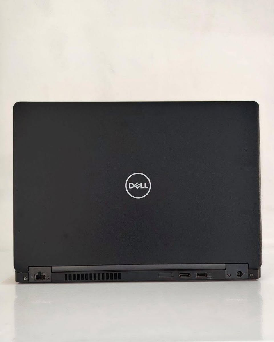لا تدوخ وتضيع فلوسك بمكان غلط! 💻🔥
لابتوب Dell Latitude 5490 قطعة "لوز" تجمع بين القوة والسعر اللي يكسر السوق، جهاز "اداء قوي" وشغله يبيض الوجه.
ليش يفيدك؟
 * للطلاب والموظفين: سريع جداً بفتح البرامج والبحوث والملفات الثقيلة.
 * للمصممين واللاعبين: بي كرت شاشة NVIDIA منفصل يشغل لك فوتوشوب، أوتوكاد، وألعاب مثل ببجي وسلاسة تامة.
المواصفات (عالسريع):
 * المعالج: Core i7 جيل ثامن (أداء جبار).
 * الرام: 8 كيكا (قابل للتطوير).
 * الهارد: 256 كيكا SSD (سرعة صاروخية).
 * الشاشة: 14 إنج FHD وكيبورد ضوئي ليزري.
 * كرت الشاشة: كرتين (داخلي + خارجي NVIDIA منفصل 2 كيكا).
السعر والعرض الأقوى:
💰 325 ألف دينار فقط! (توصيل مجاني + حقيبة وماوس وماوس باد وشاحن أصلي).
✅ الضمان: 30 يوم حقيقي + افحص براحتك گدام المندوب يلا تستلم.
📍 العنوان: بغداد - الأمين الثانية - شارع النواب.
محتار بالجهاز المناسب؟
راسلنا هسة واتساب نساعدك تختار اللابتوب اللي يناسب شغلك وميزانيتك، وأي موديل ببالك نوفره إلك فوراً.
📲 للحجز والاستفسار:
***********
راسلنا وما يكون خاطرك إلا طيب
