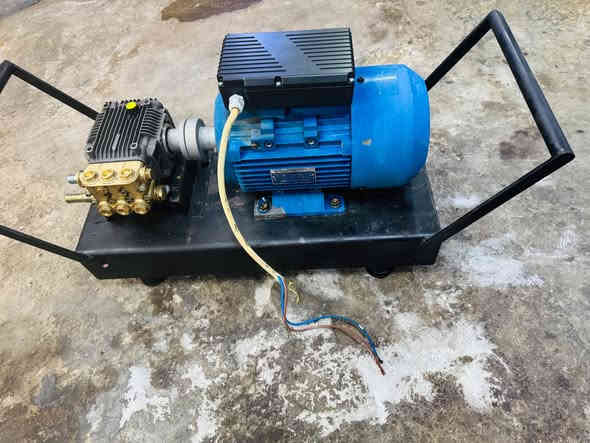 مضخة ايطالية 200 بار 
ماطور سنكل 5.5 حصان
مستعمل نظيف  جدا  
صوندة مسلح 15 متر + مسدس 
ضغط عالي كفالة عامة من كلشي 
السعر 625 الف 
مكاني بغداد 
*********** بغداد
