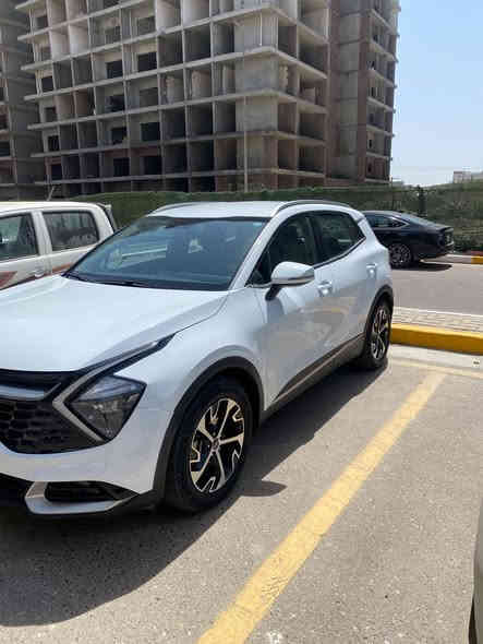 اسلام عليكم 
كيا اسبورتج مويل 2023 مواصفات عاديه بس بيها بارد ابطارف البنيد السياره مكانها بغداد حي الجهاد السعر 207 اوببها مجال للشراي ***********
