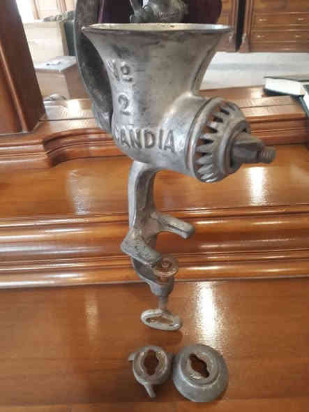 السلام عليكم مكينة لحم يدويه صناعه سويديه مع كل ملحقاتها غير مستخدمه متروكه العنوان  للاستفسار الاتصال على الرقم ***********
