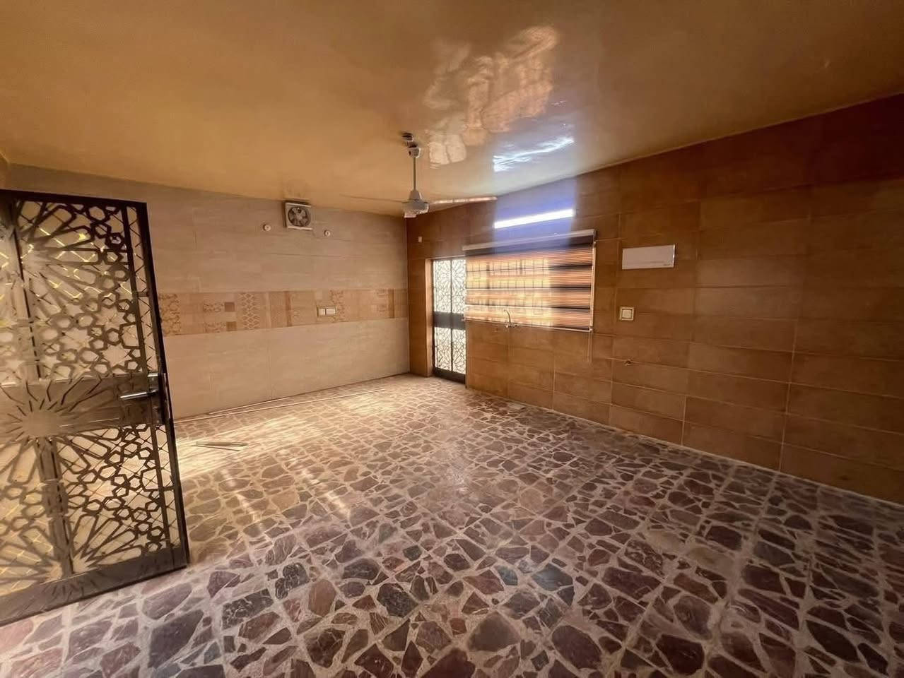 💫دار للإيجار منطقة الجادرية شارع مطعم ازگدينا💫
💫المساحة 650 متر واجهة 20

💫يحتوي على كراجين وحديقة وصالات استقبال عدد 2 و7 غرف نوم و5 حمامات وغرفة حارس ومراقبة كامرات 

💫شارع عريض ومربع سكني

💫***********
💫***********
