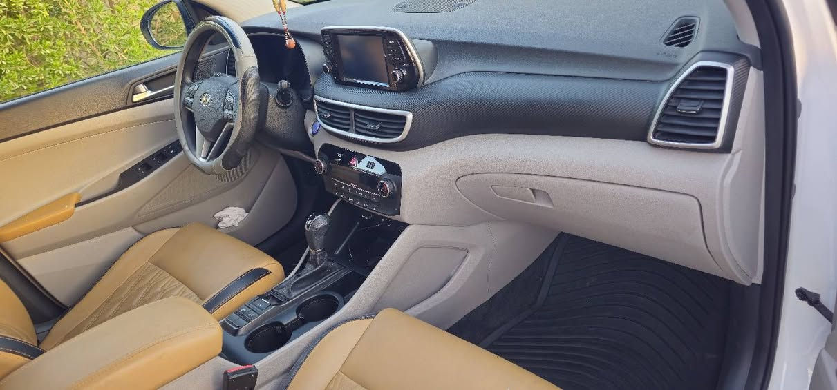 للبيع 
توسان أمريكي 2020  
ماشية 21 ميل شبه زيرو 
رقم اربيل سنوية وهزة جديدة 
كوبون بنزين بها 
محرك Jdi ع بنزين عادي 
بصمة وفول مواصفات عدا بانوراما 
حادث جاملخ خلفي 
مكان سهل نينوى 
$180 
***********
