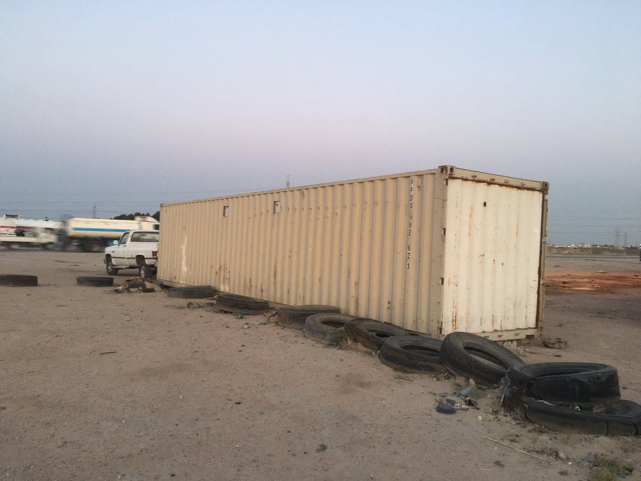 سلام عليكم 
كونتينر للبيع  مغلف من الداخل بسندوينج بنل  عازل 100% قياس 40قدم مايعادل 12متر وارتفاع 2.65ستم  نضيف جدامن الخارج وكذلك قاعدته جديده جدا  يحتوي على اثنين غرفه مع مخزن او صحيات مجهز با الاناره وكاميرات  لاستفسار الاتصال على الرقام ***********او ***********
