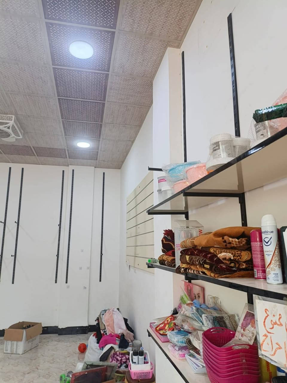 رفوف محل جدد ونظاف تجي وشوف بعينك ***********
