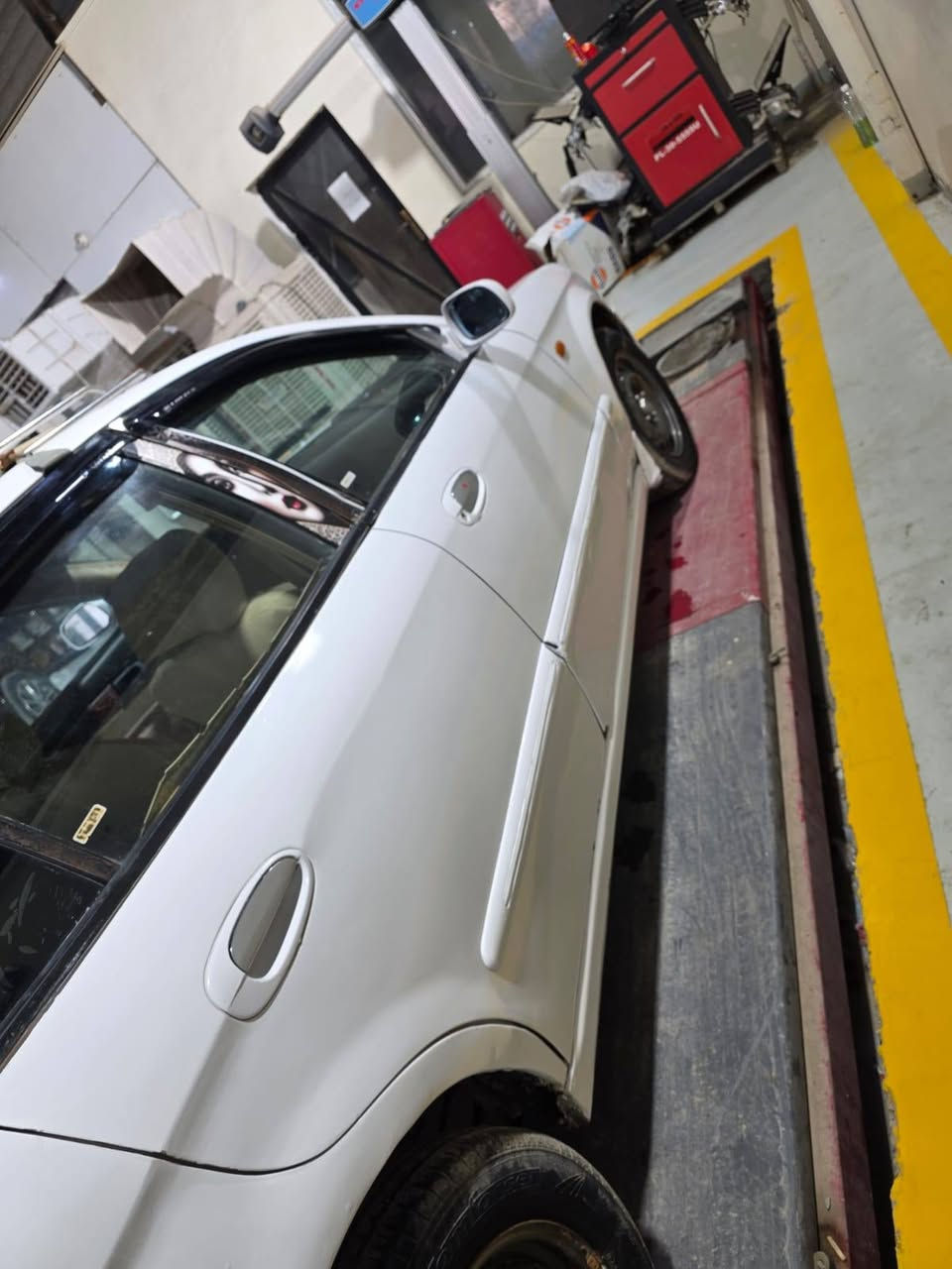 السلام عليكم.  دايو ماكنوس موديل 2000 
رقم بابل. انكليزي. سنوية 2030 حتى الهزة مساقطة 
كهرباء وظفيرة وقاعدة فيوزات منفوضة نفض من الدعامية للدعامية . 
لايت زنون.  شمعة زنون.  اشاير شغال. ستاب لايت. 
جام كهرباء 4 بيبان شغال. 
الداخل 3 الوان. صاجي. اسود. بيجي. 
دوشمة جديدة. كاعيات. تنتة جنطة. 
مكفولة من الكص أو شاصي 
التبريد شغال اخوان عوزة ربط واتوماتيك مال كمبريسر. 
تفتح الفان اذا مو اقوى من الاكسنت اخسرلك 
ويل 5. مال هايلوكس بيها. 
طبعاً صبغ عام السيارة كانت صفرة.  وصبغ جمالية. 
بيها باب نضربت عندي وبدلتة. وحتى الباب القديمة موجودة. 
اخوان السيارة نفض منفوضة. 
سيارة جاهزة وحلوة. 
السعر. 37 وبيها مجال 
للتواصل. واتساب. او اتصال.  ***********
