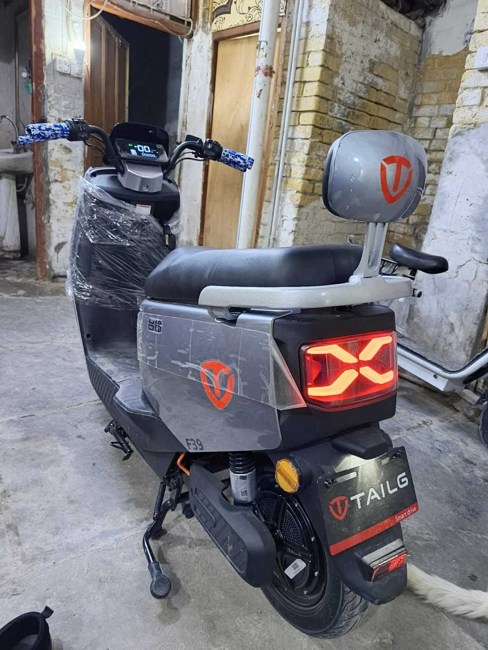 السلام عليكم دراجة شحن نوع تاليج جديده زيرو استعمل قليل 6 بطارية كبير دبل *********** سعر 750 قفل عنوان بغداد ساحه الوثبه وصل موجود ملف بقدرة 1800 واط سرعه60 حقيقي
