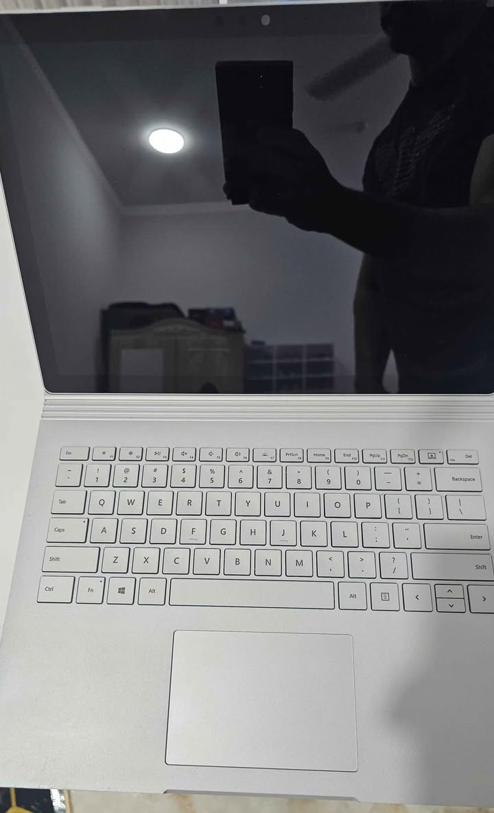 1. الشاشة (PixelSense Display)
​إصدار 13.5 بوصة: دقة 3000 \times 2000 بكسل (267 PPI).

​2. الأداء والمعالج (CPU)
​المعالجات:
​Intel Core i5: أو الجيل الثامن (8350U).
​الرام (RAM): متوفر بسعة 8 جيجابايت 
​التخزين (SSD): خيارات تبدأ من 256 جيجابايت وتصل إلى 1 تيرابايت.
​3. معالج الرسوميات (GPU)
​هنا يكمن الفرق الجوهري بين الموديلات:
​موديل i5 (13.5 بوصة): كرت شاشة مدمج Intel HD Graphics 620.
​4. البطارية والمنافذ
​البطارية: تصل إلى 17 ساعة من تشغيل الفيديو (عند توصيل الشاشة بالقاعدة).
​المنافذ:
​2 × USB Type-A (الجيل الأول).
​1 × USB Type-C (يدعم الشحن ونقل البيانات).
​قارئ بطاقات SDXC كامل الحجم.
​منفذ سماعات 3.5 ملم.
​2 × منافذ Surface Connect (للشحن والتوصيل بالقاعدة).
​5. الكاميرات والصوت
​الكاميرا الأمامية: 5 ميجابكسل مع دعم خاصية Windows Hello لبصمة الوجه.
​الكاميرا الخلفية: 8 ميجابكسل مع تركيز تلقائي وتصوير فيديو Full HD.
​الصوت: سماعات ستيريو مع تقنية Dolby Audio Premium وميكروفونات مزدوجة.

السعر 
350 الف 

يوجد توصيل لكل المحافظات
https://t.me/epic_store2 المدينة, البصرة


**إذا كنت صاحب هذا الإعلان وتريد حذفه لأي سبب، رجاءا أرسل رسالة إلى الدعم الفني**