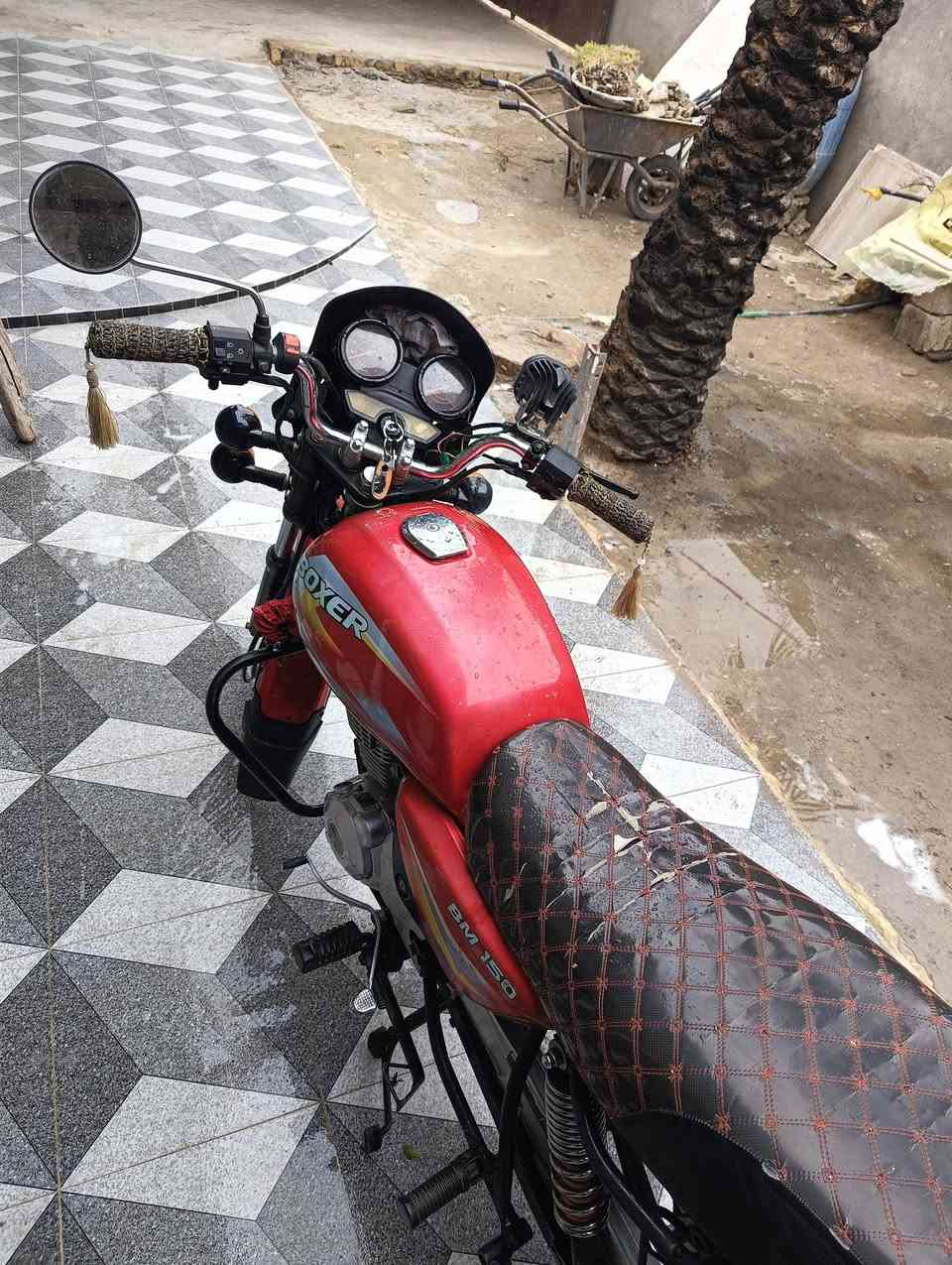 بوكسر موديل 21 نظافة مثل ماتشوفها مفوله محركها خير من الله وما مفتوح كهربائيات كلها شغاله لايتات بيها 6 ثنين بومه وثنين عدسه واحد لايت رئيسي واحد لايت كبير مربع مكاني (الكوت _الاحرار _ناحية فدك) رقمي ***********
