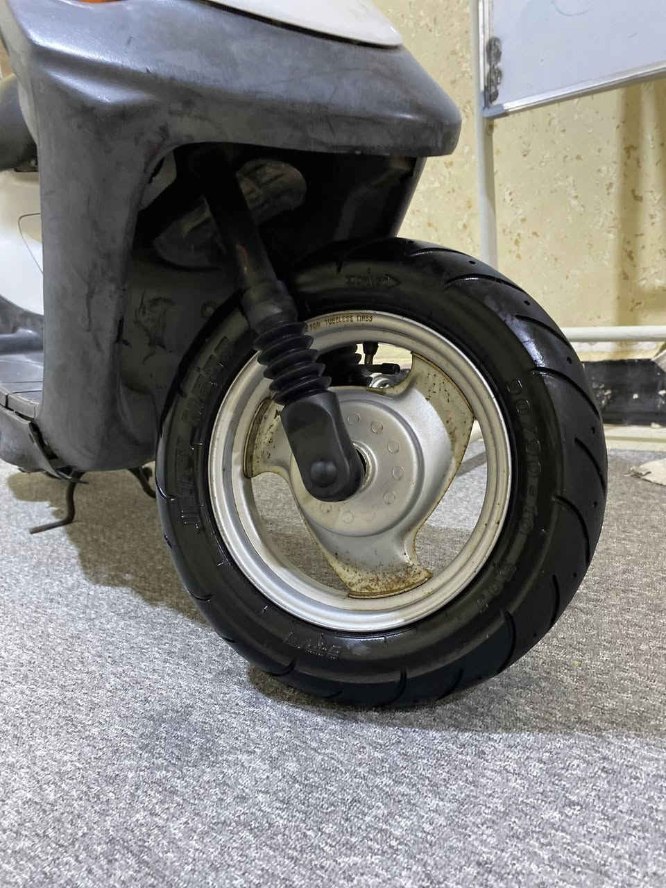 سلام عليكم دراجه بيجي حاويه كفاله عامه مامفتوحه توني نزلته حاويه قبل شهرين هيج دراجه نكره سلف كفرات اصلي شلعه معدل شك الكاع رايده 900@وبيه مجال لشراي ***********/
