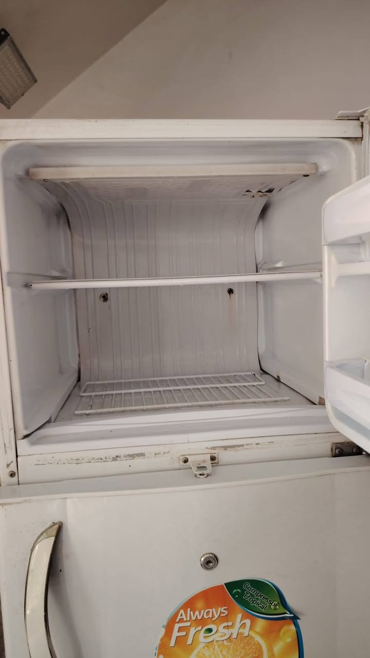 سلام عليكم للبيع ثلاجه 11 قدم شغاله مابيه اي عطل السعر 200 بيه مجال
***********
