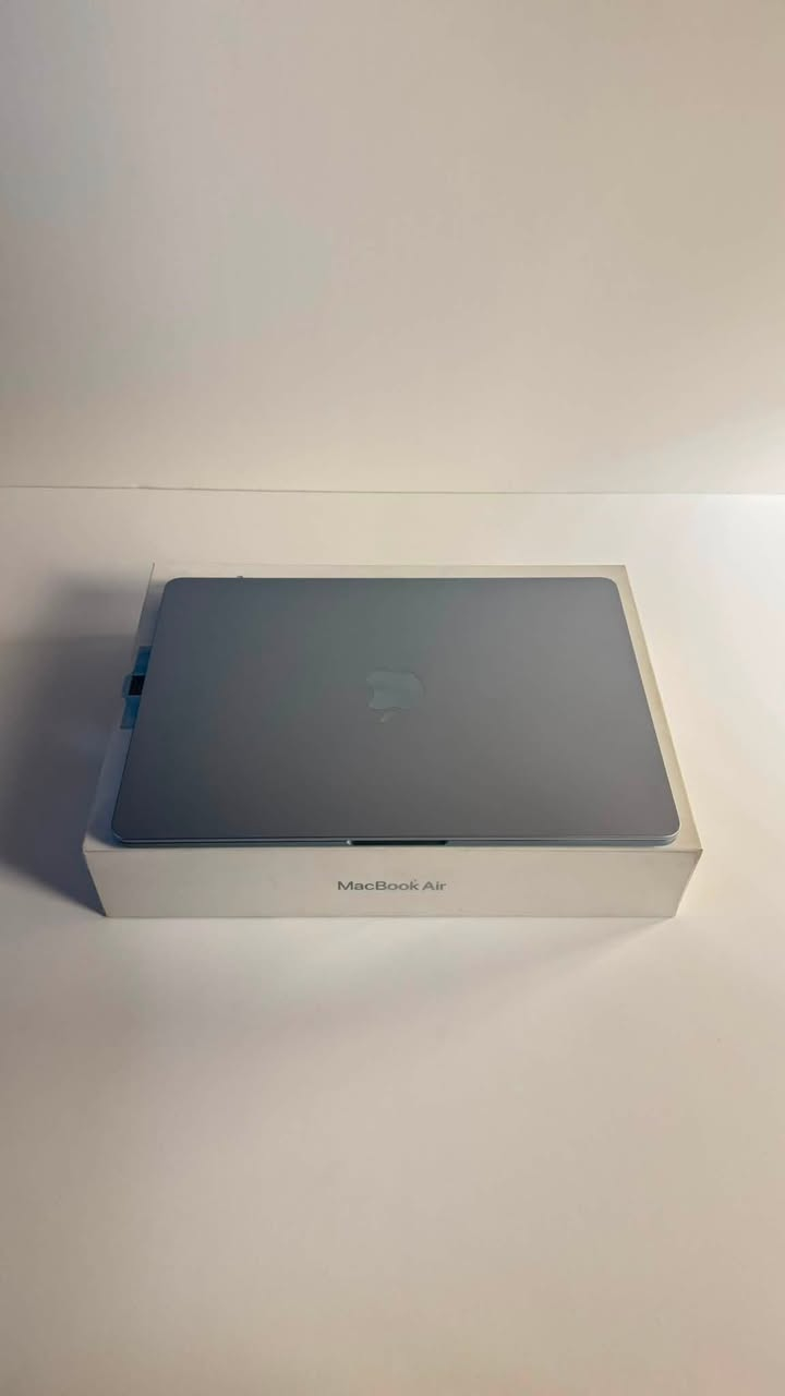 Macbook Air M4
256 GB Hard
16 GB Ram
Battery 100%
Cycle 54
13,6 inch
Skyblue 
الجهاز بعده بالضمان ونظيف جداً كامل ملحقات شرق اوسط 
للتواصل 
***********
