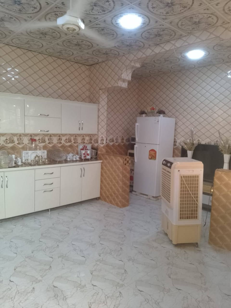 بيت للبيع في منطقه القوسيات قرب المدرسه الصينيه المساحه 240 متر غرفتين هول إستقبال صحيات مطبخ حار بار كهرباء ماء كرت بلديه بيت جاهز ونظيف اساس بادلو الإتصال على (***********) (***********)
