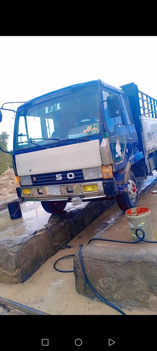 السلام عليكم سياره مربع للبيع مكينه 14سوبر لابخار ولا تنقيص كير كفاله عامه طول سته اولادي  الشباب يتصل ع رقم ***********
