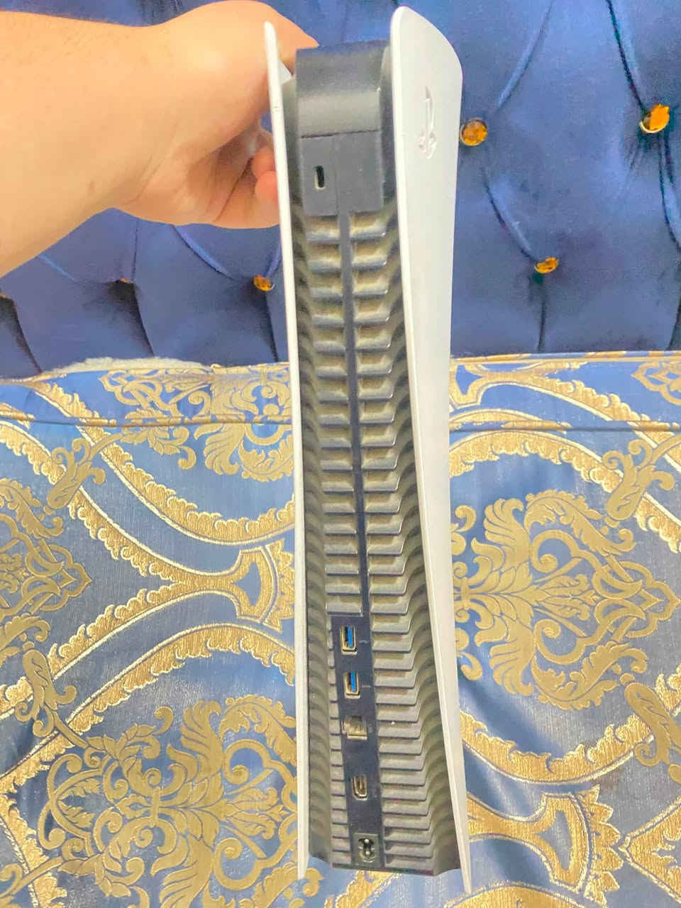 بلي فايف فات للبيع نسخته أمريكي وياه يده مصلح بي بي ال HD كارتونته تجي وياه و نظيفففف 
مكاني بغداد ***********
