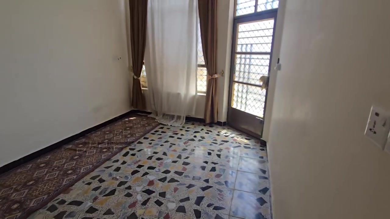 السلام عليكم
بيت للبيع في منطقة (جسر ديالى ) شارع 60 قرب مدرسة الاعتماد
مساحته 105م
بناء حديث يحتوي على طابقين
الطابق الأول غرفة ومطبخ واستقبال وصاله وحمام خارجي وداخلي وترك 
الطابق الثاني غرفتين وصالة وحمام 
المنطقة مبلطة ونظيفة وهادئة وبيها كل الخدمات 
واجهه 7.5
والنزال 15
اتصل على رقم ***********
