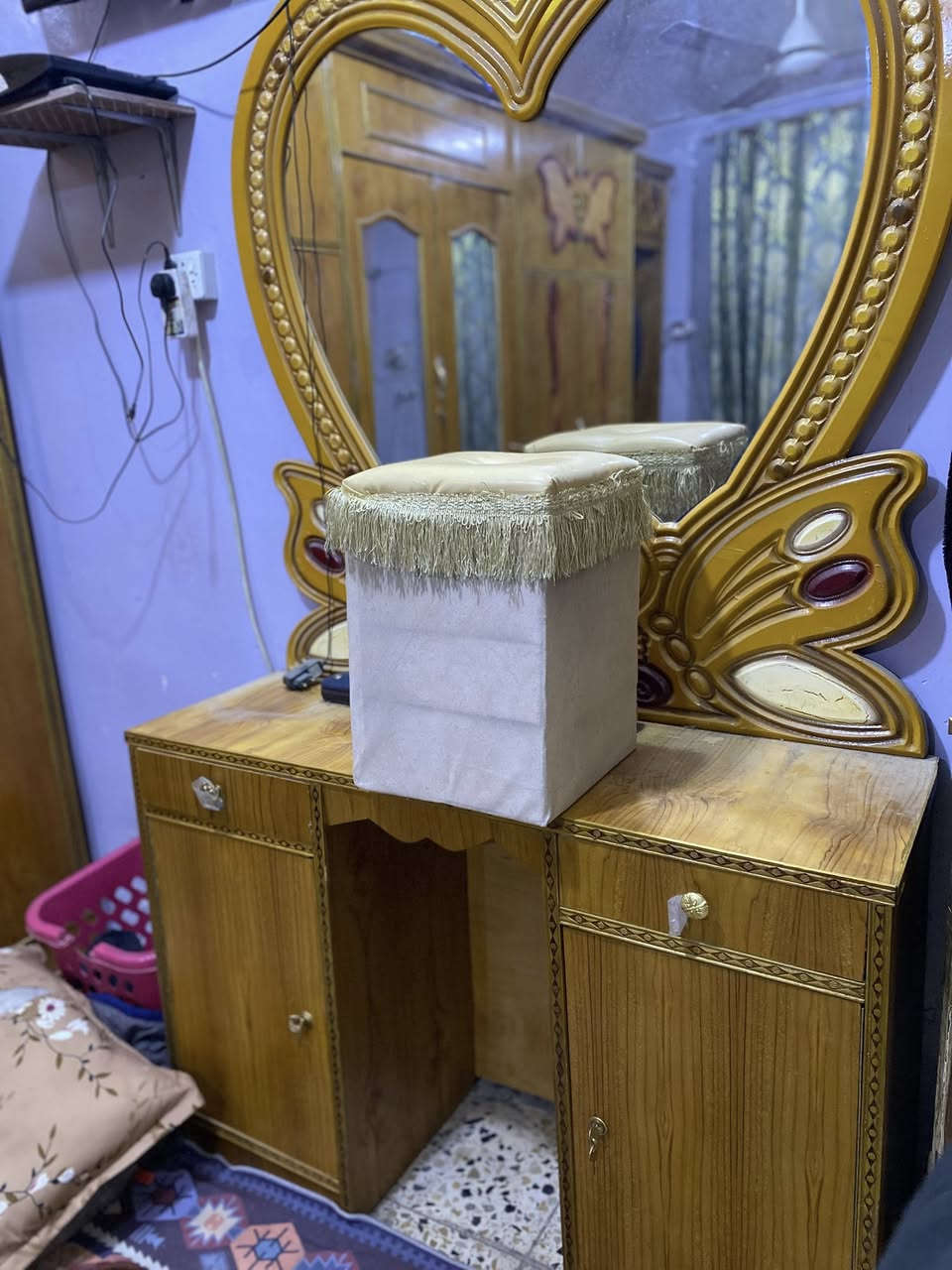 غرفة اخشاب للبيع
استعمال قليل نظيفه جدا 
مكان النجف حي العسكري
***********
الكنتور 6باب
مع كامل الملحقات
