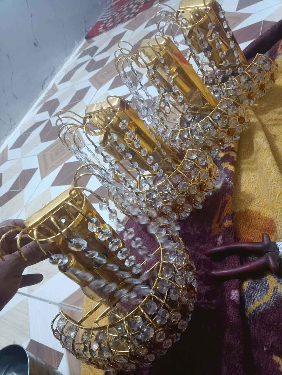 السلام عليكم ثريات وبراكيت جدار ثريات ٣ ثنين خوات وحده جبيره للبيع مكاني بابل ابو غرق *********** الباركيت الواحد ١٠ والثريات عدي زوج ٥٠ وعدي وحده ٥٠ ابيع شلع
