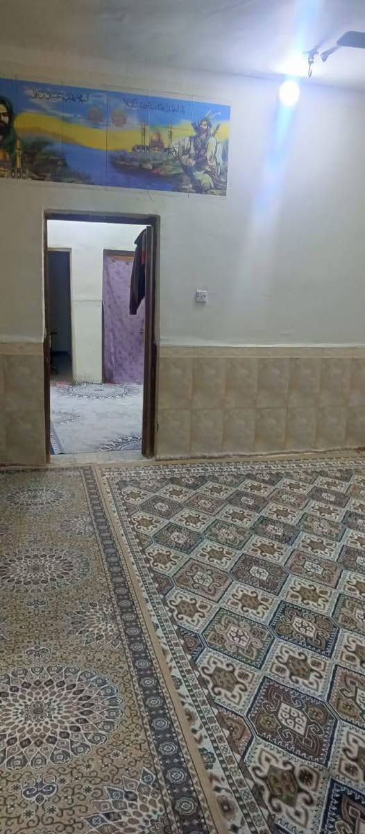 موجود بيت 200متر شارع حجي كشكول قرب مخبزا الزهراء. ع. يحتوي على 3غرف صاله استقبال مطبخ صحيات بيت كامل حته ستاره صطح شتايكر بنا فرمستون يريده يتواصل وياي ***********
