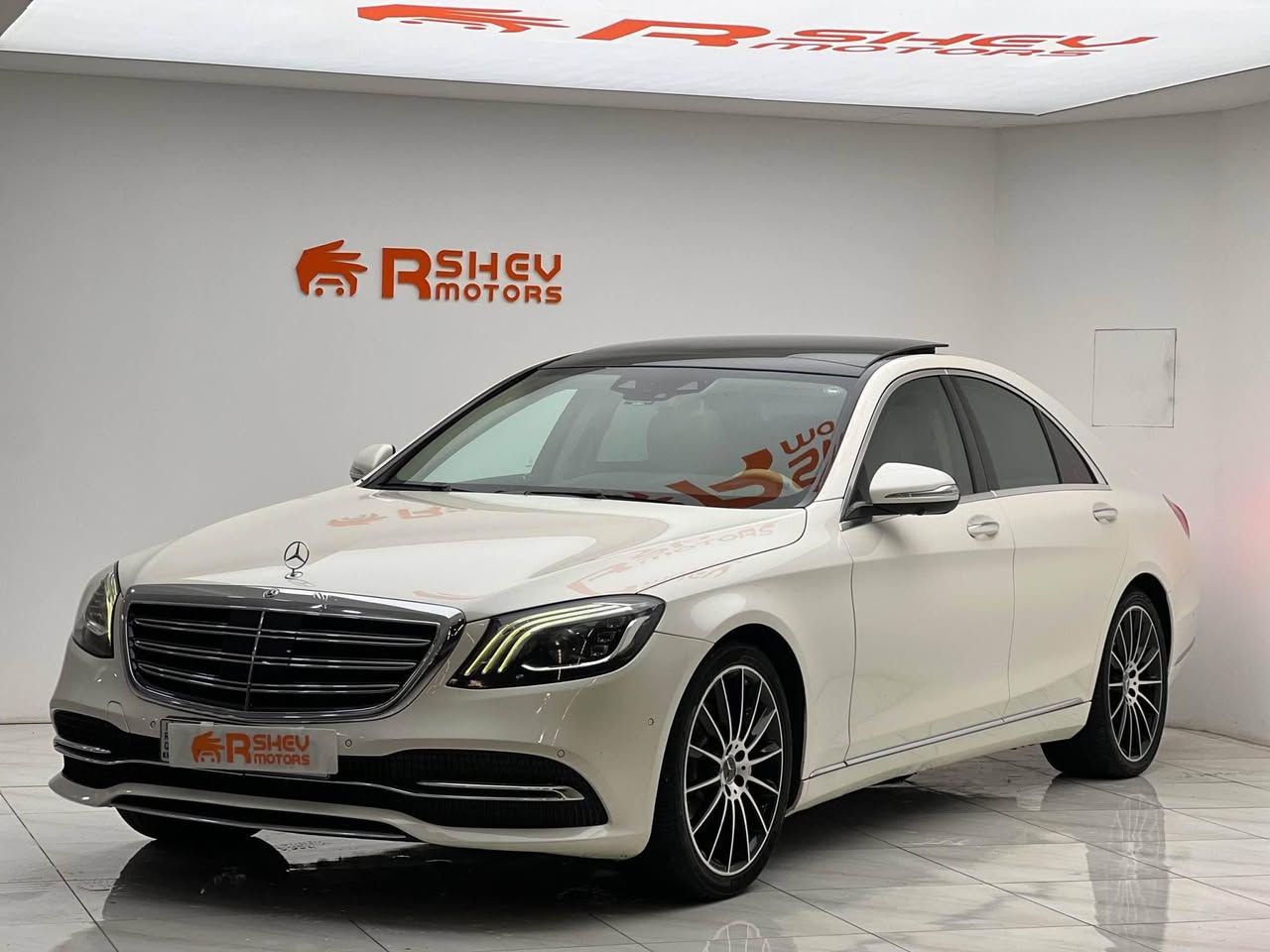 Mercedes-Benz S350d 2019 4matic 

القصر المتحرك ميرسيدس بينز اس كلاس ٢٠١٩  

محرك 6 سلندر 3.0 لتر دیزل 
كير 9 سرعات
وارد الماني مکفولة کفالة عامة على وضع الشركة  

ماشية208,000 كيلو  
فول مواصفات
جكات تصعد وتنزل 
فتحة سقف بانوراما
رادارات وكامرات 360

٤ تكم 
تحكمات كشنات امامية و خلفية كهربائية و مساج
كشنات تدفئة وتبريد
ابواب شفط (Soft Close)
نظام اضائة داخلية 64 لون 
DISTRONIC PLUS نظام القيادة الذكية
كاميرات 360 درجة
نظام النقطة العمياء
للحماية قبل الحوادث PRESAFE نظام
مساعد الحفاظ على المسار
نظام الفرملة التلقائية في حالات الطوارئ
و بعد هواي مواصفات 

رقم دهوک الدولي شرط التحویل 

بسعر(390) و بیها مجال  

مكان السيارة

دهوك -معرض ارشف R-Shev
رقم51 من معارض التيرمينال 

***********
*********** دهوك, العراق
