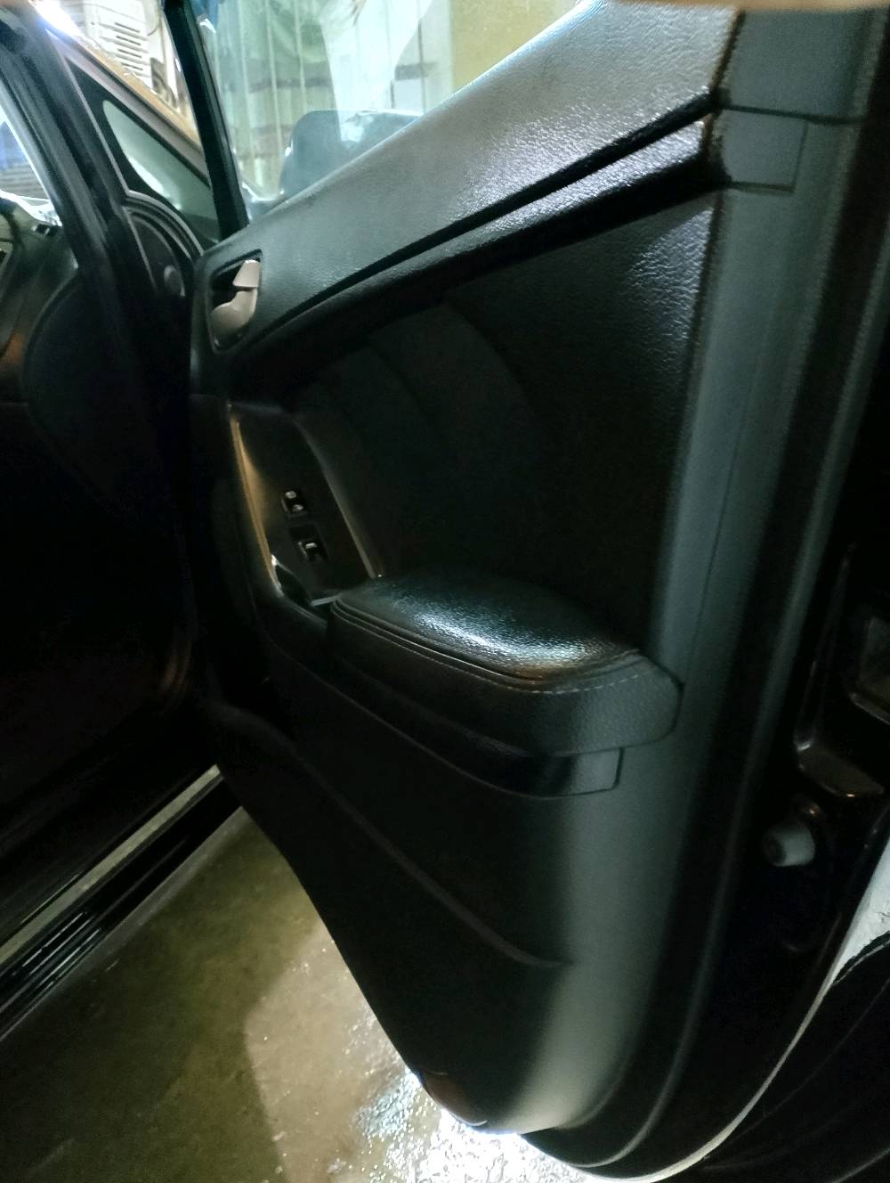 للبيع سيارة كيا، موديل 2018 وارد كندي. السيارة بحالة جيدة مع بعض الكشط الخارجي، موضحة بالصور. المحرك ممتاز وداخليتها نظيفة ومركبة بشكل مريح. الصيانة منتظمة والسعر 130 دولار، مع إمكانية التفاوض.