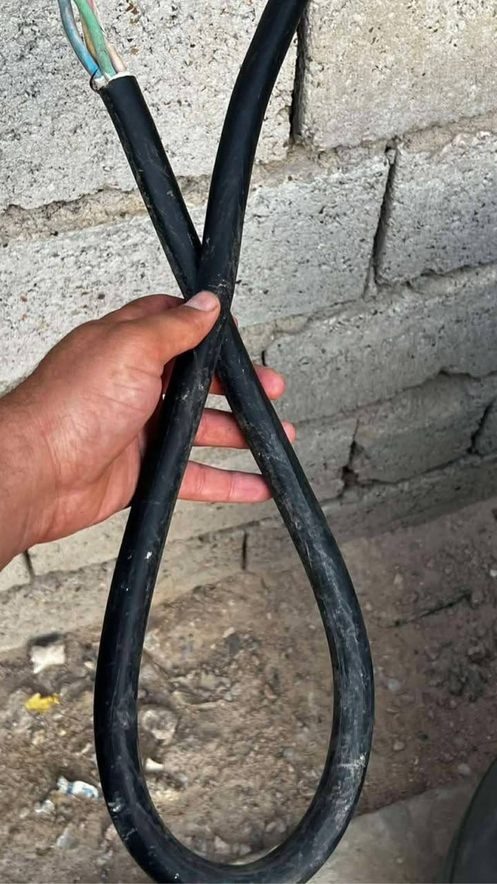 السلام عليكم 
عندي كيبل نحاس 4×6 طول 120 متر 
بيه جوينين مسوايات زين، والكيبل شغال ومفحوص؟ 
أني من البصرة - الزبير

المتر ب ١٢ وقابل لتفاوض

***********
