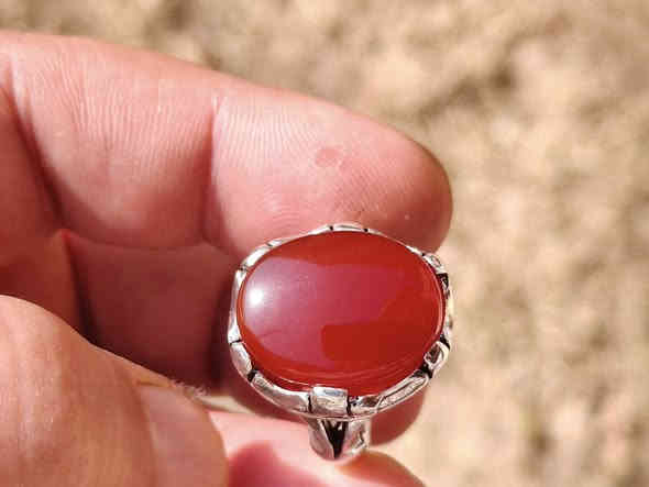 عقيق يماني انسي احمر ياقوتي  خام ملكي طبيعي غير معالج صياغه يدويه  السعر 60  الف للطلب ***********
