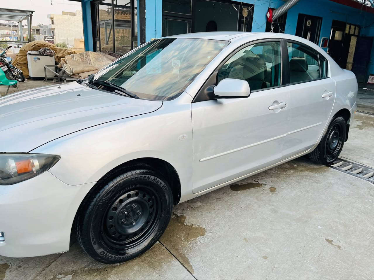 بسم الله الرحمن الرحيم 

مازدا ی زووم ی 3 مۆدێل 2008 خلیجی

مواسەفات: دەبڵ گێڕ تۆماتیک و عادی ، جام کارەبا ، ئاوێنە 

کارەبا ، قفڵ مەرکەزی کۆنتڕۆڵ دوو کۆنتڕۆڵی لەگەڵە ،دوو سویچی لەگەڵە ، تاقم کوشنی تازەیە ، سوکان تەقەڵ، شاشە ئایپادی دەرەجەیەکم بۆ داناوە لەگەڵ کامێرایی 4K 1080، چوار تایە و ویلی لۆک تازە 

بڵانس و میزانیە کراوە ، پاتری تازە ،ڕۆنی تازە ،بانصەکانی تازە بۆم گۆڕیوە ، هایدرۆلیکیم گۆڕیوە تازە ئاوی فڵچە ، سەیارەکە زۆر پاک و جوانە تازە پۆڵیشم کردوە 

سەنەوی 
تازەیە هەزە و بەڕادی تازەیە 

زۆر تندوتۆڵە کامل مەسرەفی م کردووە ، تەنها دوو 

دەرگایی سەکنی بۆیاخە بێ ناوگرتن دەرگایی سەیاقیش کەمێک ساردی هەیە 
ماڵی دۆستە 

نرخی:82 گەڵا و مەعامەلەیەکی برایانە ئەگەر موشتەری نیت سەری خۆت و منیش مەهێشێنە موشتەری لە خزمەتام
شوێن : سلێمانی

*********** السليمانية, العراق
