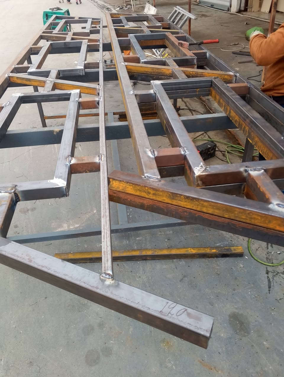 جاهزين للعمل كافة أنواع الحداده ابواب شبابيك بوب سلايت جملونات سقايف  اي مكان في كركوك جاهزين للعمل لتواصل ***********))***********
