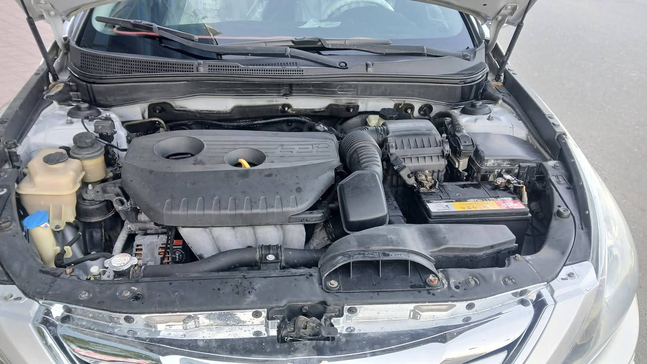 سلام عليكم سياره سوناتا موديل 2012 السياره كوري مكفوله من الصبغ مكفوله السياره من الضربه ولكص جديده لمرحله مكينه وكير جاهزه السياره السعرها 100 بيه مجال قليل 
الاستفسار على الرقم/ ***********
