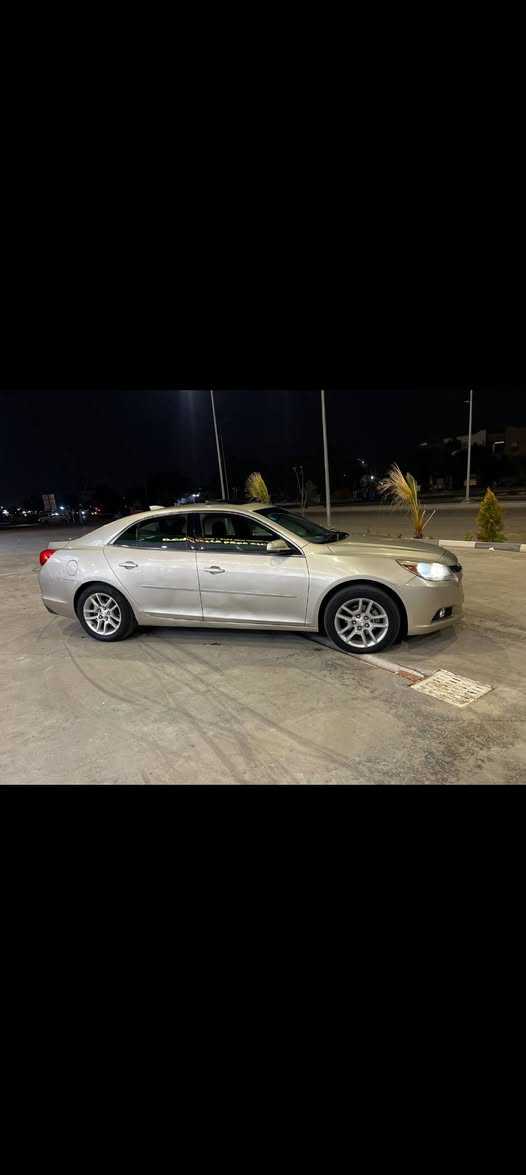 السلام عليكم
ماليبو موديل 2016 مقدس امريكي 
فول عده البصمة 
فتحة
اشاير بل مري 
تحكم ستيرن 
حساس اطفاء بل بريك 
تشغيل عن بعد 
شاشه كامره خلفيه 
شاشه قاصه 
لايت زنون يعمي 
تبريد ثلاجه 
هزه جديده بهاي السنه مجدده 
ورقم دولي مميز 
ملاحضه بس بيه نقص المرايه الجانبيه ‼️‼️
ضربته مال امريكه جاملغ خلفي وباب مبدل الي وره السايق 
وبيه بل عراق جوه البابين حك شبرين صبغ 
غير هذني مابيه السياره اي ضربه 
محرك 2500 
السياره ماشيه 161 ميل وقابل للزياده 

السعر 98 وبيه مجال 
رقم التواصل ***********‬
السكن بغداد العامريه
فقط واتساب أو تخابر ع خط
