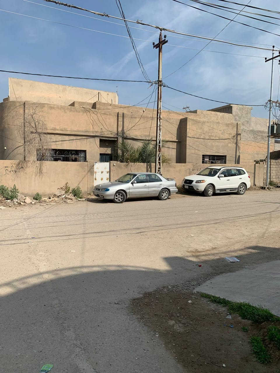 🏠 دار للبيع - بموقع ممتاز وهادئ (ديالى / قرية شفتة) 🏠
يا الله، للي يدور راحة البال وبيت بمساحة حلوة وسعر مناسب..
تفاصيل البيت:
 * 📍 الموقع: محافظة ديالى - قرية شفتة.
 * 📏 المساحة: 200 متر مربع.
 * 🛌 التصميم الداخلي: * الطابق الأرضي: غرفتين نوم وصالة ومرافق.
   * الطابق الثاني: غرفة نوم إضافية.
 * 🌳 المميزات الخارجية: حديقة كبيرة (تفتح النفس) وكراج سيارة.
 * 🏗️ ملاحظة: البيت يصلح للسكن المباشر، وأيضاً مثالي جداً للي يحب يهدمه ويعيد بناءه كمشتملات استثمارية بسبب مساحته وترتيبه.
💰 السعر: 185 مليون دينار (بيه مجال قليل جداً للشراي الطيب).
📞 للاستفسار والتواصل مباشرة مع المالك:
 * ***********
 * ***********
(الصور المرفقة توضح الواجهة وتفاصيل البيت الخارجية)
