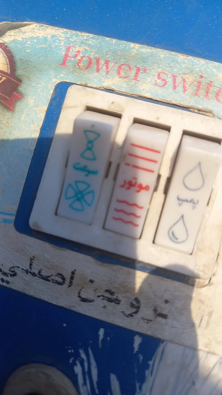 مبردة سولان نظيفة جدا بيها درجات تحكم وضع شركة موصل حي عدن ب١٠٠
بيها مجال رقم الهاتف *********** بينو واتساب
