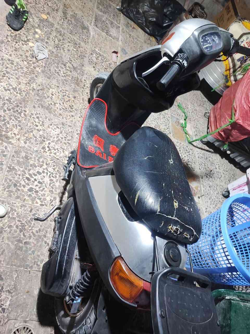 دراجه بطه خير من الله محرك مكفول برغي واحد مامفتوح كلشي شغال بس باتري يرادله تشتغل سلف دراجه كامله سعر 250وبيه مجال العنوان حي الغدير رقم الهاتف ***********
