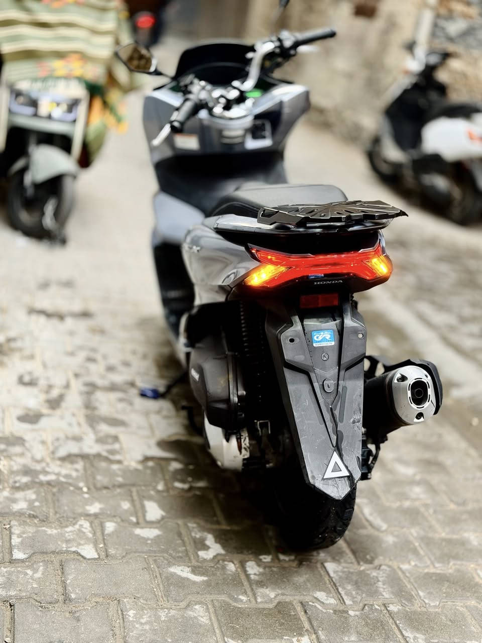 سلام عليكم pcx 2020
الجيل الرابع بصمة لونها بحري طافي
الدراجة نضيفة جدا 
الدراجة مكفولة 
نضام apx ونضام مانع انزلاق 
***********
