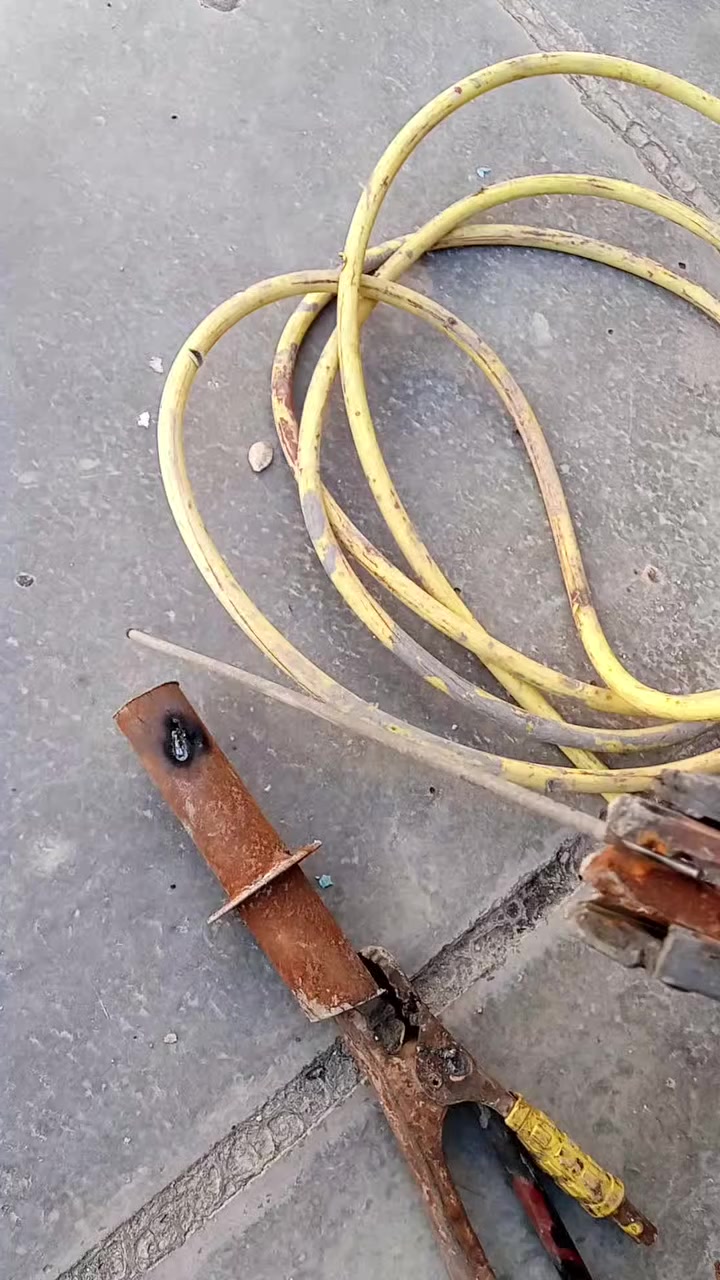 سلام عليكم
غراض للبيع مكينه لحين كتروني كامله 3كارت لحيمها كلش حلو واير الحار تقريبن 8متار الصلي 
البارد متر
كتر نوع فيدو نوعيه زينه الكص حلو واير مالته الصلي برغي ما مفتوح بي   سعرهن كلهن ب 130وبيها مجال 
مكان البياع تواصل ***********بي واتساب ممتواجد علفيس
